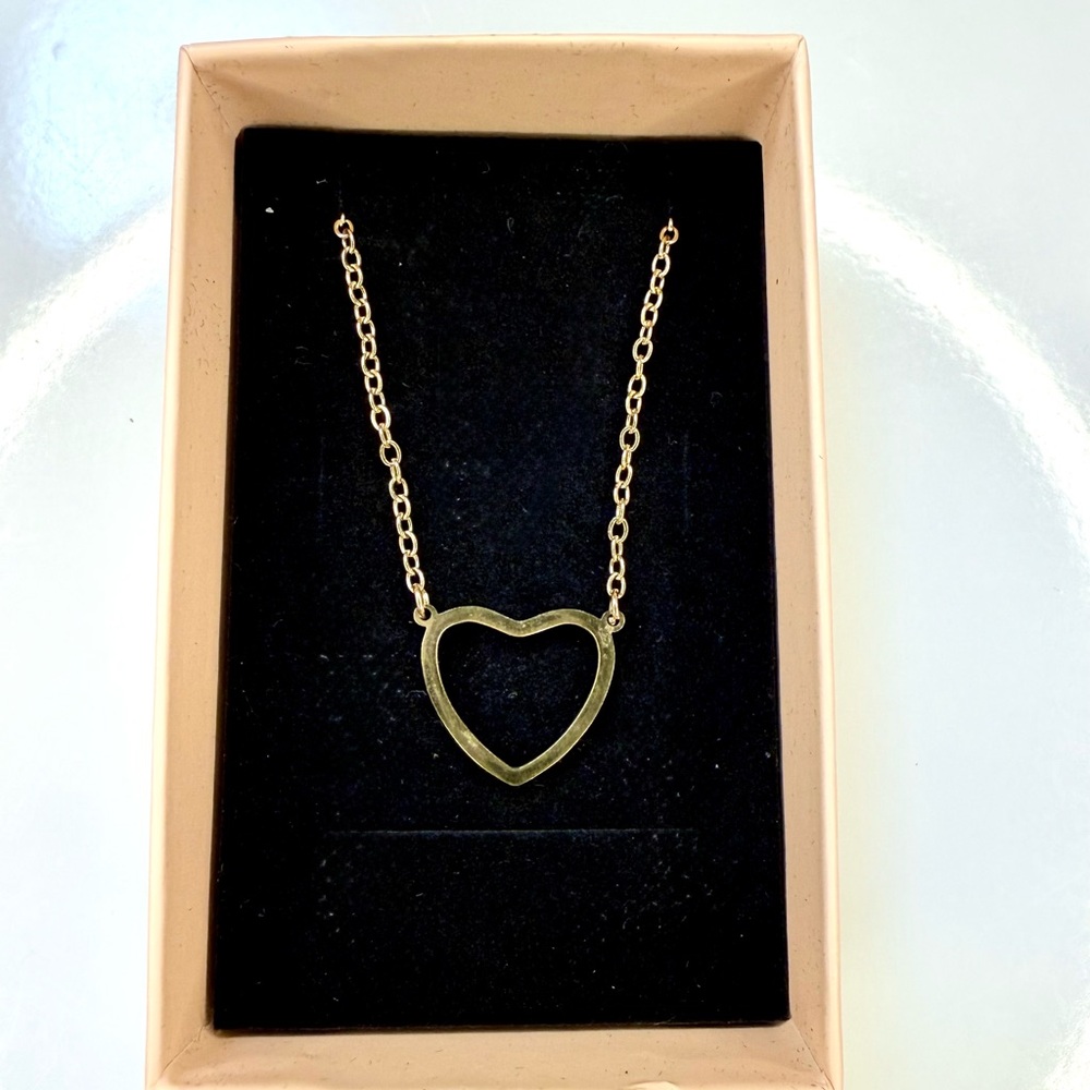 🧚🏻‍♀️ Gold Tone Heart Pendant Necklace 18”